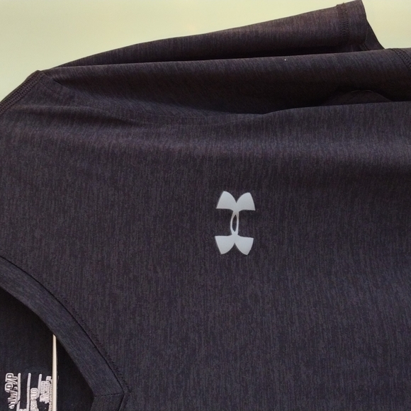 Men's Under Armour dark grey loose fit heat gear small v-neck shirt - Picture 3 of 5